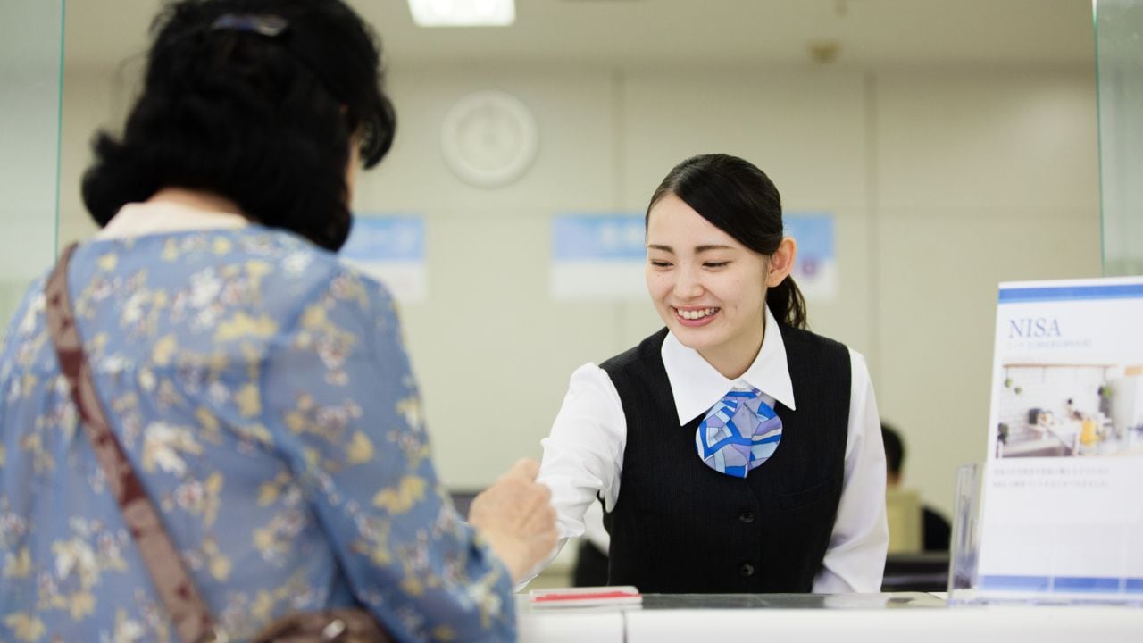 銀行員「あなたは8万3,000円しか引き出せません」口座には150万円あるが、父の葬儀代・120万円が下ろせない…実家暮らしの54歳娘が銀行窓口で突きつけられた“非情なルール”【FPが解説】