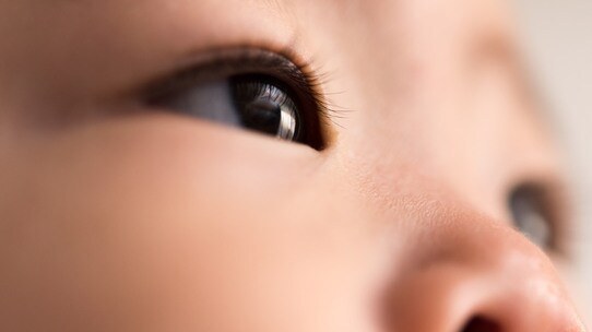 子どもの「黒目が大きくてかわいい」は緑内障のサイン?知っておくべき緑内障のタイプと特徴【眼科専門医が解説】