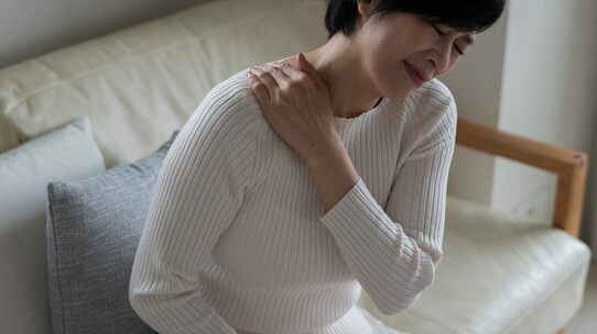医師も見落としがち…なかなか治らない「肩こり」「頭痛」の“黒幕”