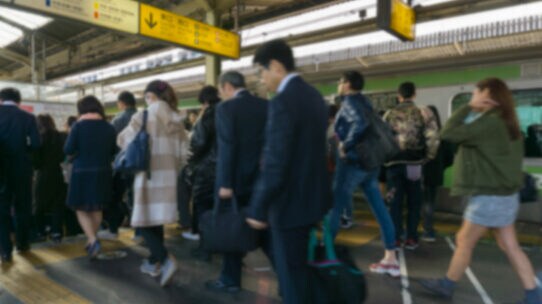 実は「混雑率」微減?サラリーマンを苦しめる「満員電車」の今