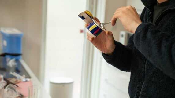 実家では「順調だよ」と笑っていた息子…。〈月収24万円・23歳長男〉の部屋を訪れた53歳母が絶句したワケ