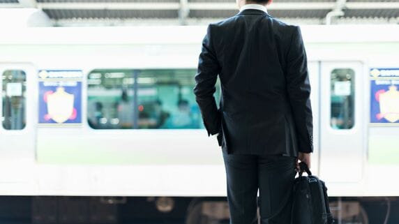 億超えタワマン居住・高級スーツに身を包んだ〈年収1,500万円〉54歳外資系部長。港区オフィスに出社せず連日「新宿の喫茶店」に向かう切実な理由