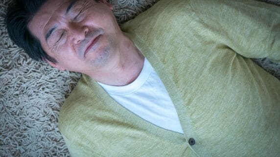 だから、あなたはダメなのよ…冷たい妻の視線。やり手の60歳元営業部長が「屈辱の退職」、家でゴロゴロ・ぼんやりテレビのワケ【CFPの助言】