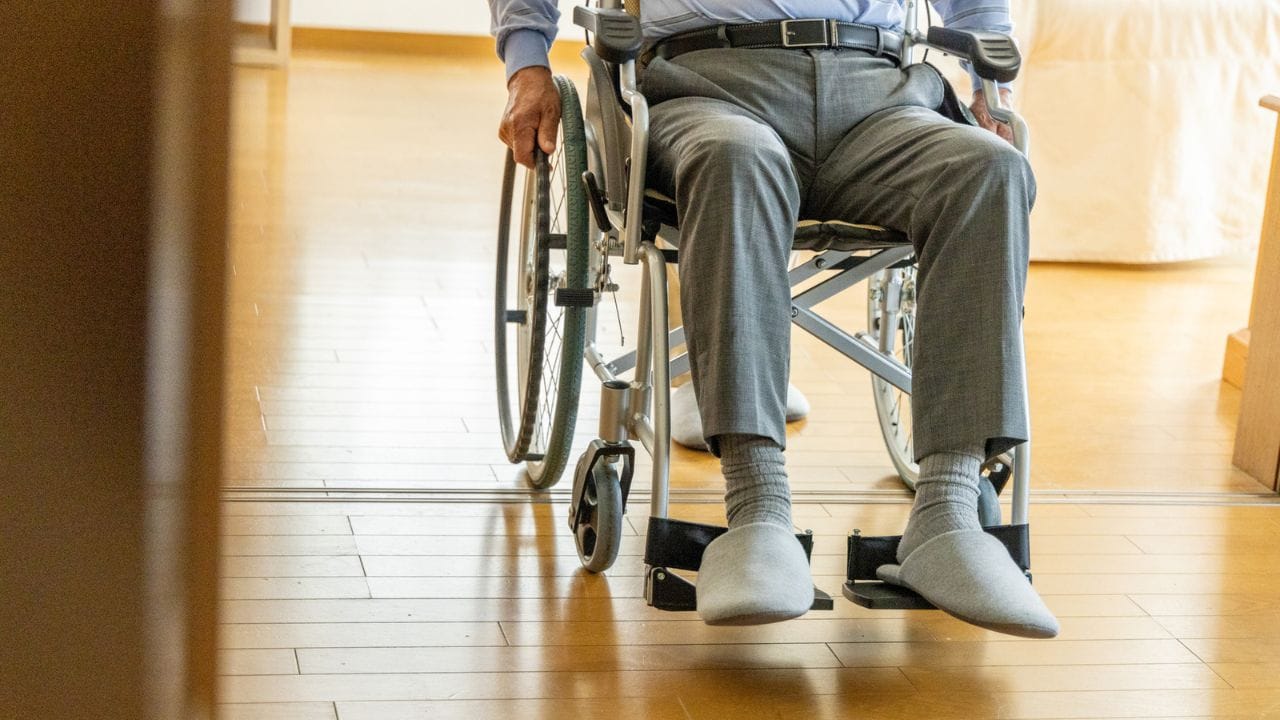 「スッパリ辞める決断をしました」親の介護に直面した58歳男性、〈割増退職金2,000万円〉で早期退職。年金の70歳繰り下げも余裕な〈盤石すぎる資産額〉