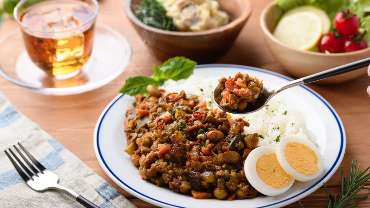 「もう店を畳んで…」定年夫が〈退職金1,500万円〉で「スパイスカレー屋」開業も大赤字…60歳妻は「老後資金残り500万円」に震える毎日