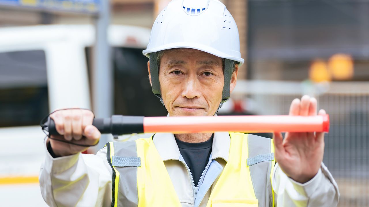 「惨めです…」年収800万円の元部長、時給1,540円・息子ほどの若者に怒鳴られる「年末年始の警備バイト」。70歳を襲う「終わらない労働地獄」