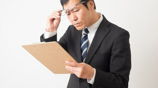 40代になると「急速に見えにくくなる」ワケ…意外と知らない「老眼」の仕組み、リスク要因【眼科医が解説】