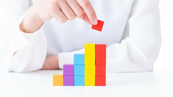 株式投資、やっぱりコワい…投資デビューをためらう人へ、経済評論家が「インデックス投信の積み立て」を推す明確な理由