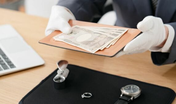 「普通売りませんよね？」…63歳女性、亡き母の想いが込められた〈18金ダイヤの指輪〉を嫁に譲り渡したが…“27万8,000円で現金化”の事実に「理解できません」