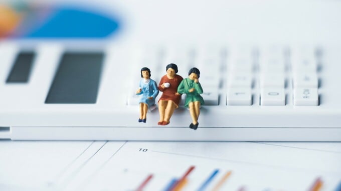 副校長42万円、校長45万円…「小学校教員の平均給与」調査