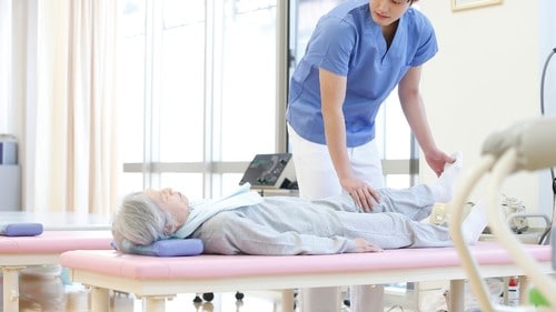 歩行練習をさぼり、歩けなくなった入居者だったが。（※写真はイメージです／PIXTA）