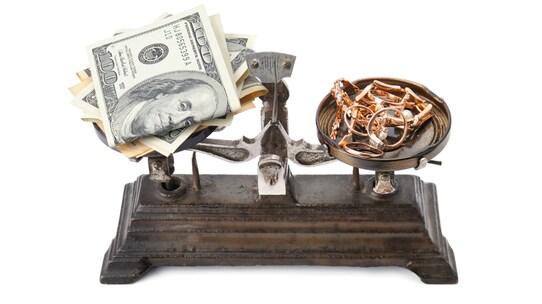 「有事の金」は本当か? 金投資のメリットを検証する