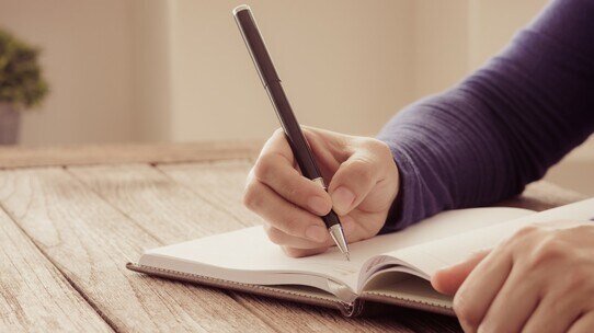 老化防止は日記を書くこと…「書くことが何もない!」が前頭葉を活発化させる理由