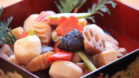 背後にチラつく「実家の太さ」…世帯年収1,500万円でも消えない劣等感。〈42歳地方出身妻〉がSNSの「おせちの写真」に打ちのめされるワケ