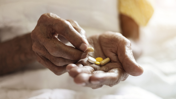 高齢者の“薬漬け”問題に警鐘も…「薬を飲みたがらない老親」に取るべき正しい対処法とは【東大卒の医師が助言】 