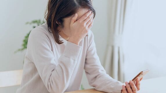 「投資、楽勝じゃん！」手取り30万円・30歳女性が「新NISA」の成功体験から〈話題のテーマ株〉に350万円をつぎ込んだ結果…待ち受けていた「厳しい結末」【1級FPの助言】
