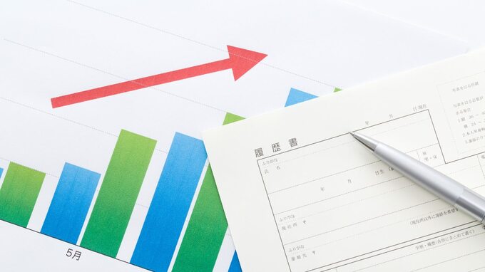 凡人は年収700万円が限界？「年収800万円以上」強者の条件