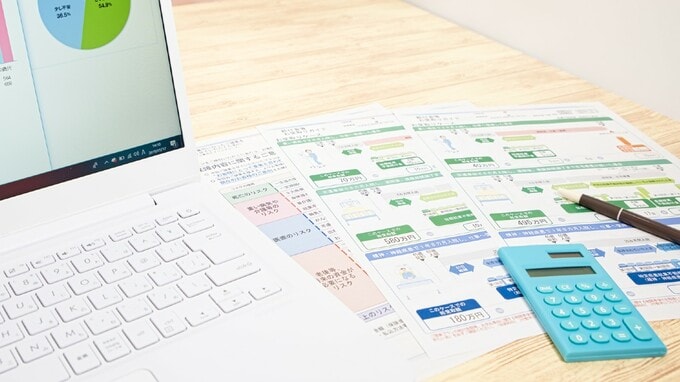 日本の平均的な家計、住宅資金4,000万円超／子どもの教育費1人1,000万円超／老後資金不足額1,000万円超だが…さらに背負う「民間保険」の恐るべき支払額【FPが解説】