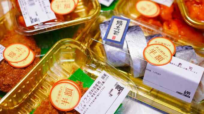 「働き続けた末路がこれか…」年金月18万円・75歳元会社員、物価高で“食事を削る毎日”。値引きシールを探す日々にため息