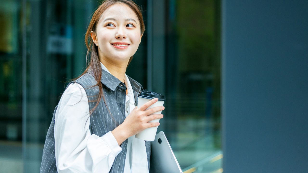 540円のカフェラテを買って毎朝出勤する〈手取り25万円の27歳妻〉…マイ水筒を持参する〈手取り31万円の28歳夫〉から「その分でNISAしよう」と詰められた夜