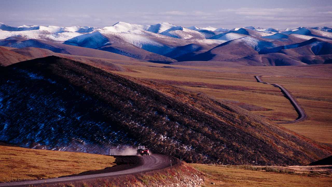北極圏の寂しい街と自然を行く…「12万円の旅」永久凍土の世界へ