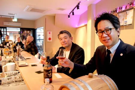 (左から)ウィスキーBar「お酒の美術館」を3店舗経営する松尾泰一朗氏とNBG取締役事業統括本部本部長の長田隆志氏