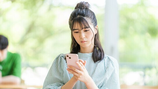 Twitterで誹謗中傷被害に…!犯人を特定し告訴・提訴する方法とは【弁護士が解説】