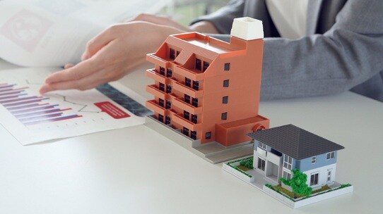 不動産クラウドファンディングの利回りは約5%!REIT、不動産小口化商品と比較