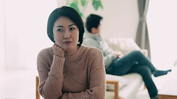俺のほうが「上」だったのに…妻の昇進祝いでケーキを囲むはずが、能面の夫。世帯年収2,000万円超・40代共働き夫婦「収入逆転」で忍び寄る危機