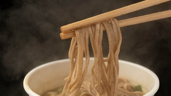 「年越しそばは、カップ麺で済ませました」…独り暮らし歴9年・手取り17万円、31歳派遣社員の“切ない年末”