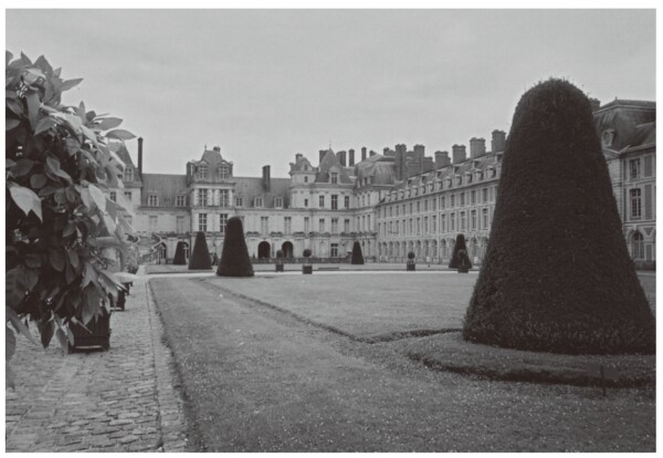 その様式からフランスの歴史を感じられるフォンテーヌブロー宮殿