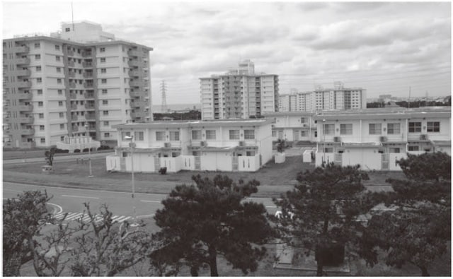 キャンプ瑞慶覧は、沖縄本島中部の沖縄市、宜野湾市、北谷町、北中城村にまたがる広大な地域に位置。海兵隊の中枢機能である司令部や事務所が置かれるほか、日常生活に必要な住宅や学校、銀行、診療所などがあり、一つの街を形成している。