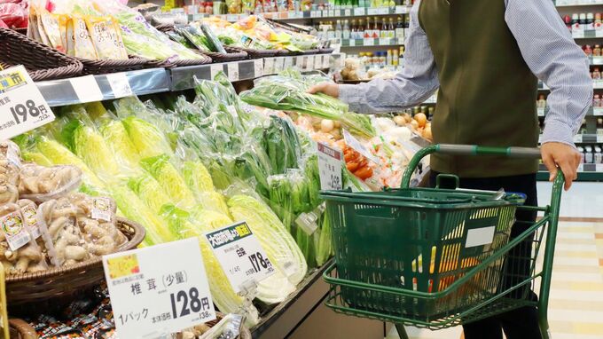 「後悔しています」68歳・大手企業常務〈年金34万円・資産1億円〉で、余裕シャクシャク老後のはずが…家を失い、年金・資産は激減。激安スーパーを駆け巡る日々のワケ【FPが解説】