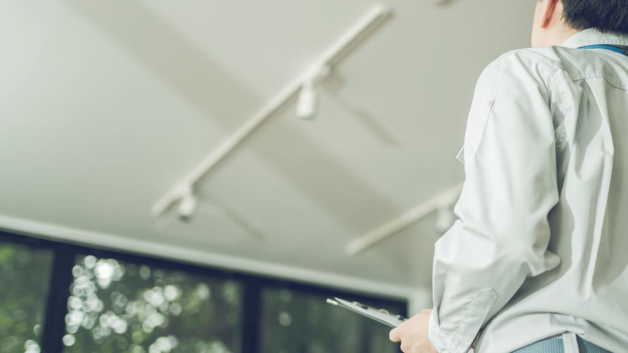 企業活動まで阻害!? 床や壁に走る「亀裂」の問題