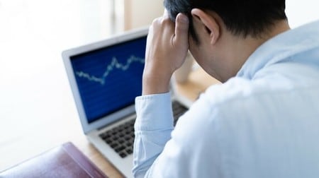 株の売買は慎重に…（※写真はイメージです／PIXTA)