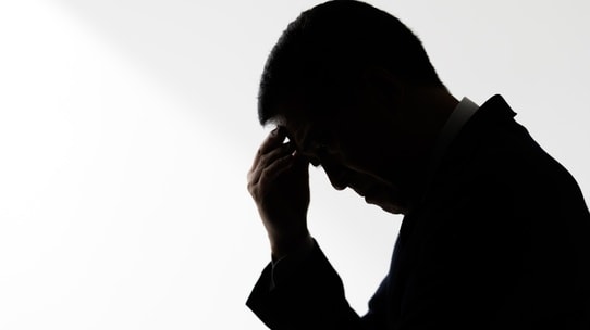 顔も名前も知らない…「おひとり様」の66歳弟が孤独死。遺品整理で見つかった〈預金2,000万円〉の相続で、69歳兄が絶句した〈まさかの相続人〉の正体【司法書士が解説】