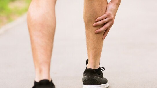「歩くと足が痛い」は病気のサイン?…足の血管が細くなる末梢閉塞性動脈疾患
