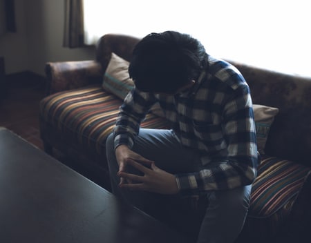 ダイニングじゃ、寝られない…（※写真はイメージです／PIXTA)