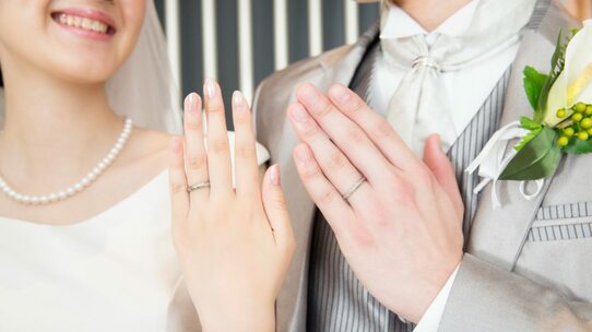 「年収300万円」が結婚できるかどうかの境目…「子育てにお金がかかりすぎる」日本の実態