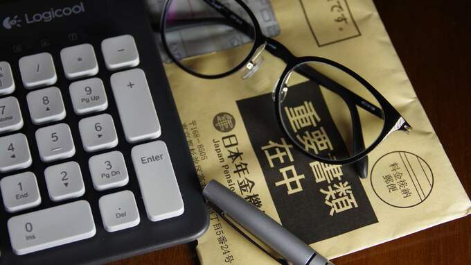 「捨てなくてよかった…」年金月18万円の69歳男性、日本年金機構から毎年届く〈茶封筒〉に隠されていた“重要情報”