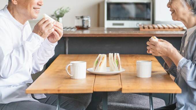 定年退職日、職場でもらった花束を抱えて帰宅した60歳夫――翌朝、妻の「今日からお昼ごはん担当よろしくね」で始まった“予想外の生活”