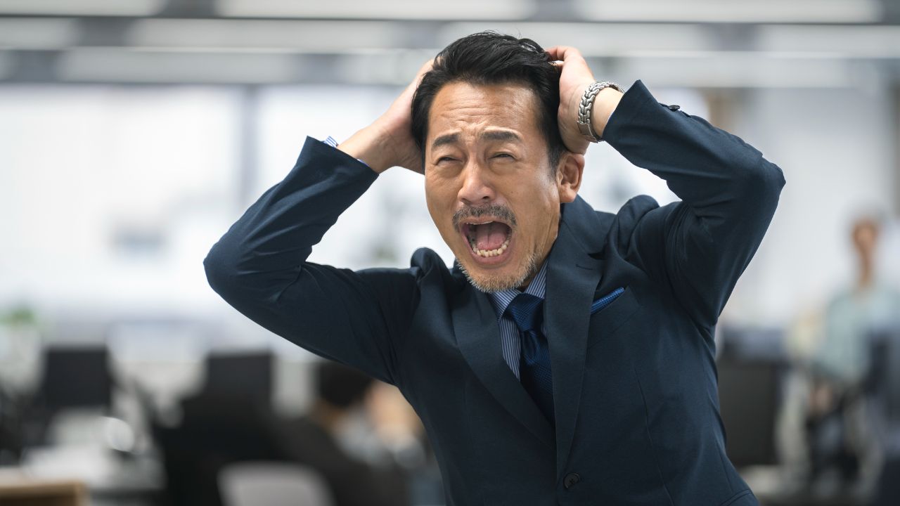 年金月16万円・76歳父、「預金1,200万円」あっても使えない…焦る長男、銀行窓口で途方に暮れる