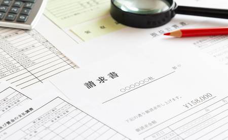 紙からデータへ(※画像はイメージです/PIXTA)