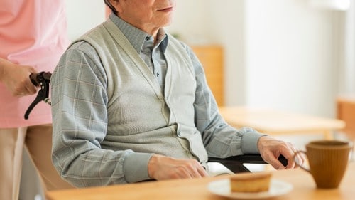 どうしても介護職員から嫌われてしまう入居者が、どこのホームにも必ず数名いる。(※写真はイメージです/PIXTA)