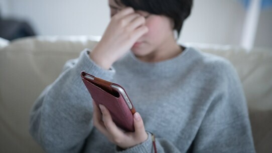 急増する「スマホ老眼」の恐怖…15秒でできる簡単ケアとは?【眼科医が解説】