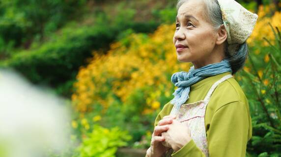 あなたに心配はかけないから…年金月17万円の77歳母、自営業の40代ひとり息子のため〈施設入所〉を決意も、思わず号泣した、無慈悲な息子の「まさかの一言」