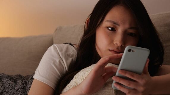 ああ、あの人が羨ましい、自分も何かしなければ…SNSに溢れる煌びやかな投稿、煽る焦燥感。終わりなき「無慈悲なレース」に翻弄される現代人の悲哀