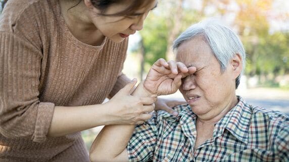 「介護なんてしたくない」は親不幸？…自分を追い詰めずに介護と向き合うヒント【介護離職防止対策アドバイザーが解説】