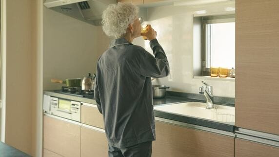 「ちょっと来てほしいの」深夜、78歳母から震える声の電話。急行した長男が台所で見た〈予想外の光景〉