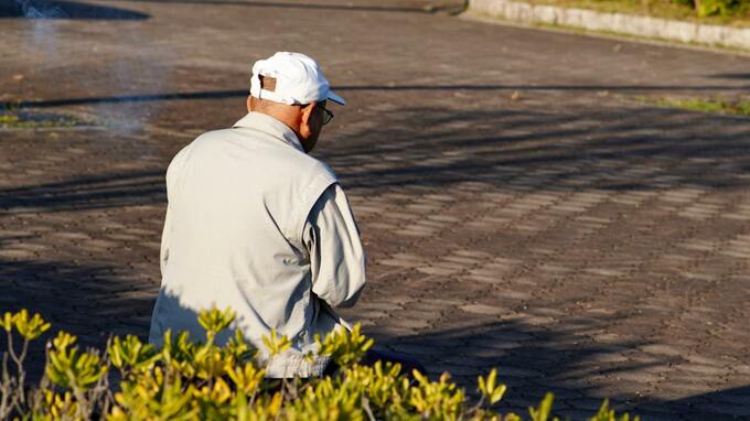 「銀行でトラブル」を起こす高齢者…認知症を疑うべき「困った言動」の特徴